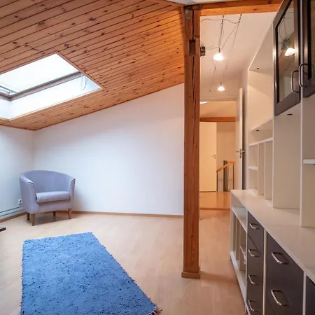 Cozy 3 Bedroom 2 Level *