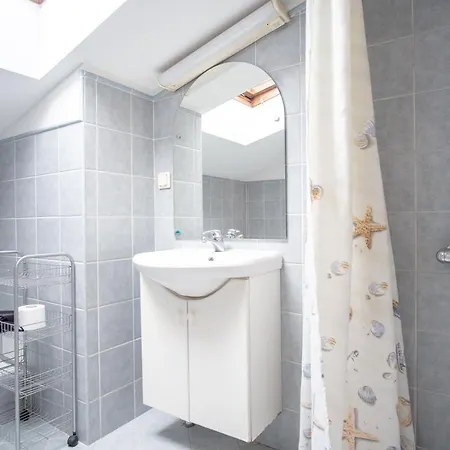 Cozy 3 Bedroom 2 Level Διαμέρισμα